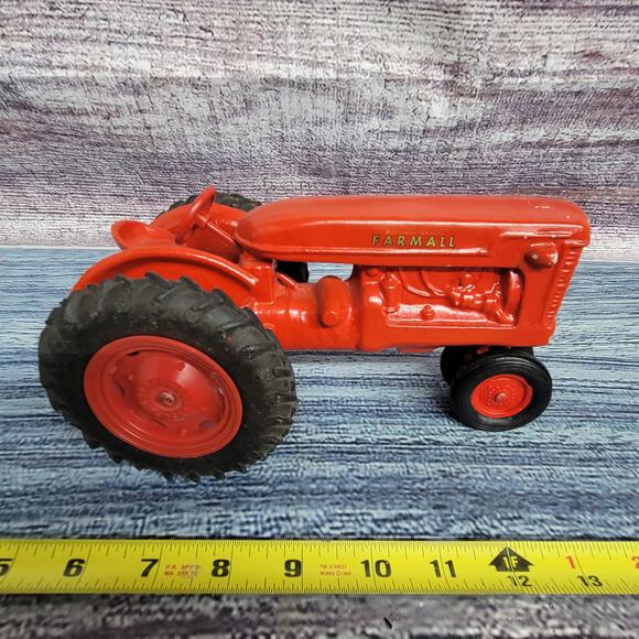 Vintage Scale Models 1/16 Scale IH Farmall die-cast n/frontend tractor red/black - Picture 1 of 10